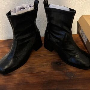 Chic Black Croc-Embossed Heeled Boots